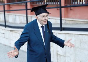 Aos 96 anos, aposentado realiza sonho e se forma em universidade na Itália
