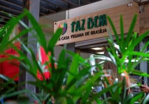 Restaurante convida garis humilhados pelo 'vizinho' para almoço grátis