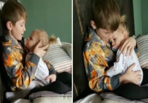 Garotinho canta pra acalmar irmãzinha e emociona as redes