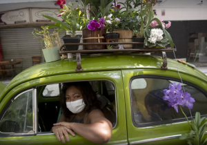 Florista distribui alegria em Copacabana a bordo de um Fusca