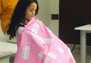 Incentivo a educação e ensinando o bem; professor encanta alunos com gesto de solidariedade em prol de sua aluna.