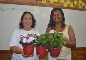 Mulheres ganham flores para regar e se reconectar com os sonhos perdidos