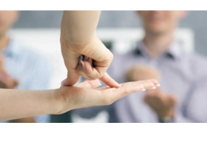 Intérprete de Libras presencia parto e traduz choro de criança para pais surdos