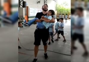 Professor pula corda com aluno cadeirante no colo e vídeo viraliza na web