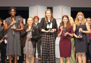 Adolescente cria solução genial para acabar com pontos cegos nos carros