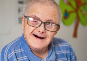 Homem com Down comemora 77 anos e arruma namorada