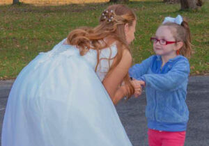 Menina autista confunde noiva com Cinderela. Reação é linda