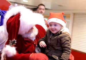 Papai Noel Usa Língua De Sinais Para Conversar Com Garotinha Com Dificuldades De Fala