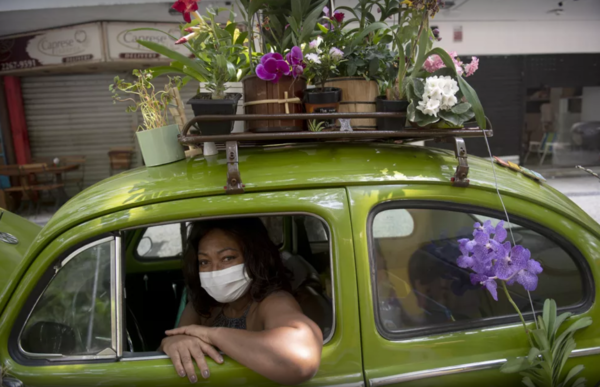 Florista distribui alegria em Copacabana a bordo de um Fusca